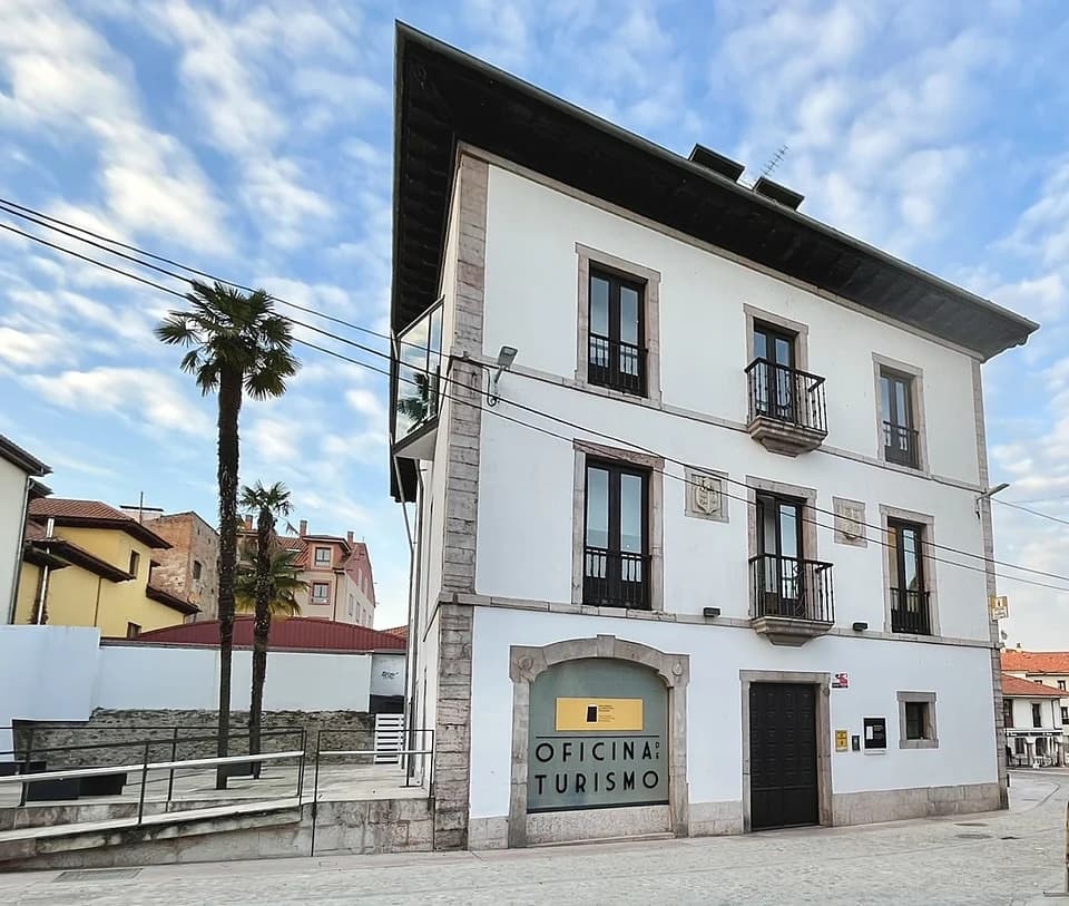 Entrada del Palacio Fontela en Grado, con la Oficina de Turismo en la planta baja